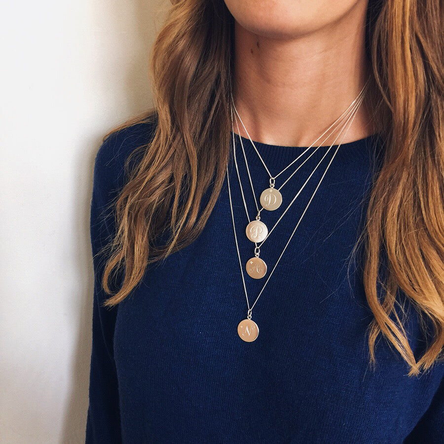 Wearing a personalised letter initial necklace: the trend is here to stay